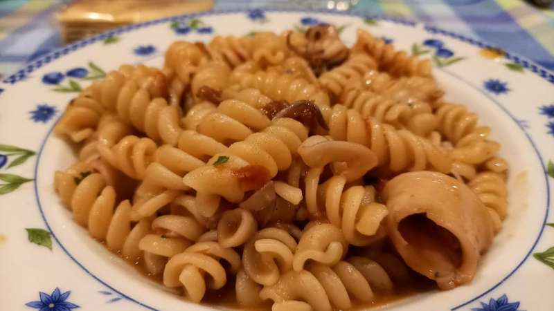 Pasta con seppioline e pomodorini secchi