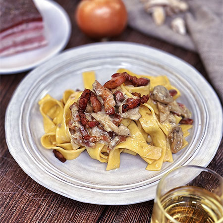 Pasta funghi, panna e pancetta