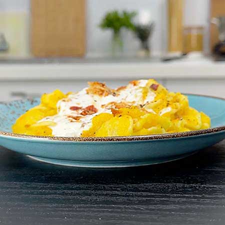 Pasta in crema di peperoni gialli, stracciatella e pancetta