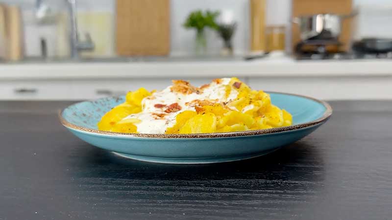 Pasta in crema di peperoni gialli, stracciatella e pancetta