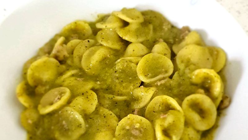 Orecchiette con salsiccia e broccoletti