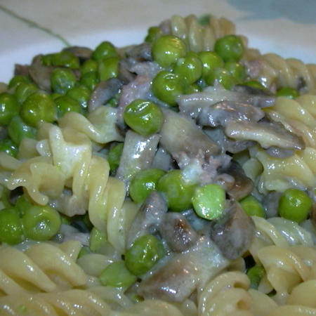 Pasta piselli funghi e salsiccia