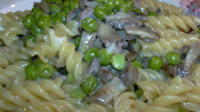 Pasta piselli funghi e salsiccia