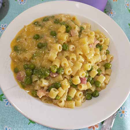 Pasta piselli, pancetta e uovo