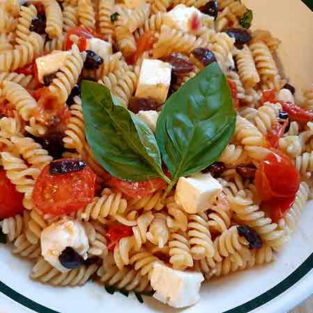 Pasta pomodorini, olive e feta