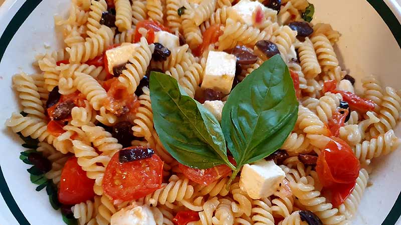 Pasta pomodorini, olive e feta