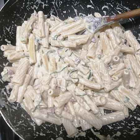 Pasta zucchine, pancetta e panna senza aglio