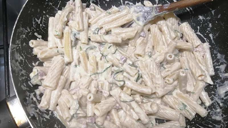 Pasta zucchine, pancetta e panna senza aglio