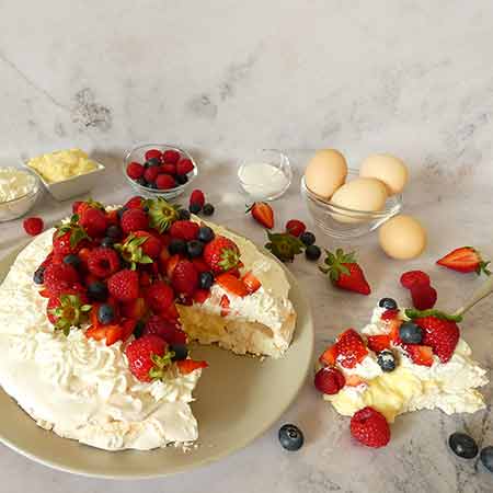 Pavlova crema, panna e frutti di bosco