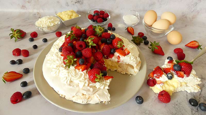 Pavlova crema, panna e frutti di bosco