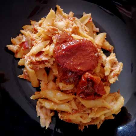 Penne al tonno con pomodori secchi