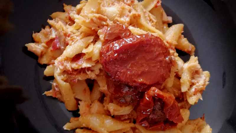 Penne al tonno con pomodori secchi