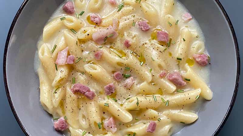 Penne alla crema di patate e pancetta