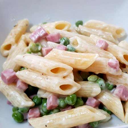 Penne panna, piselli e prosciutto