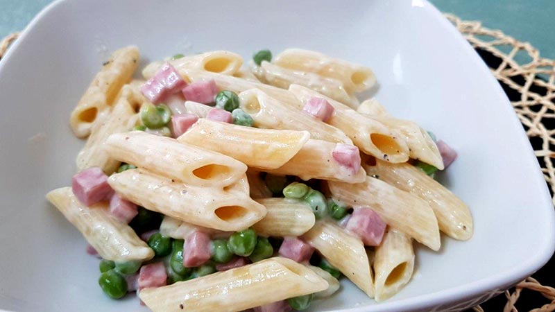 Penne panna, piselli e prosciutto