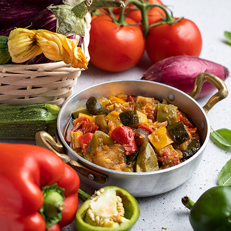 Peperonata con zucchine melanzane e cipolle