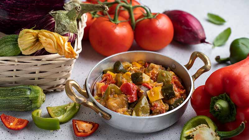 Peperonata con zucchine melanzane e cipolle