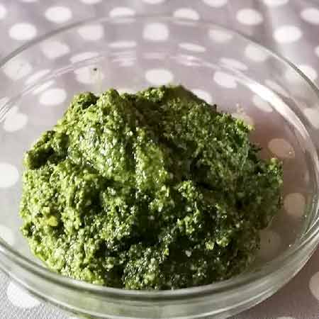 Pesto con foglie di carote e avocado