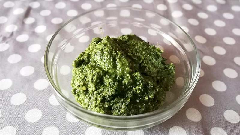 Pesto con foglie di carote e avocado