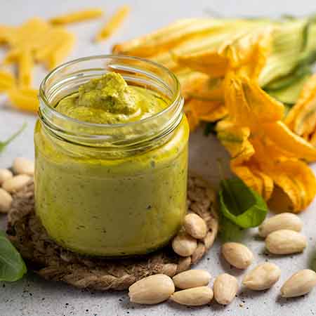 Pesto di fiori di zucca e mandorle