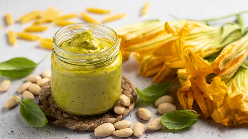 Pesto di fiori di zucca e mandorle