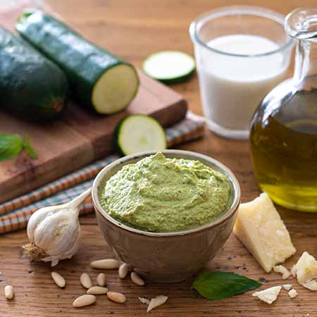 Pesto di zucchine cremoso al basilico e pinoli