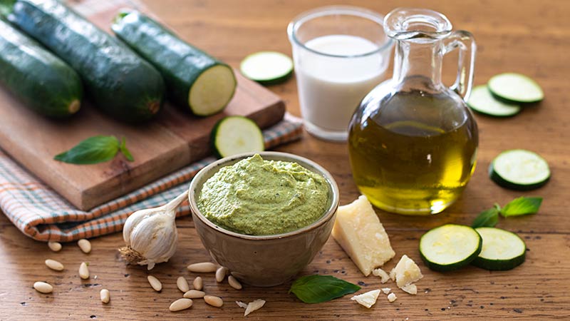 Pesto di zucchine cremoso al basilico e pinoli