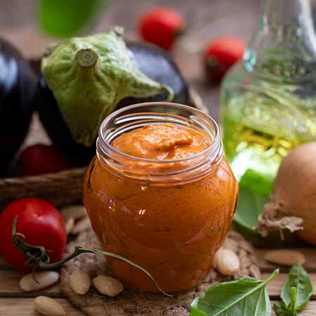 Pesto pomodori, melanzane e mandorle