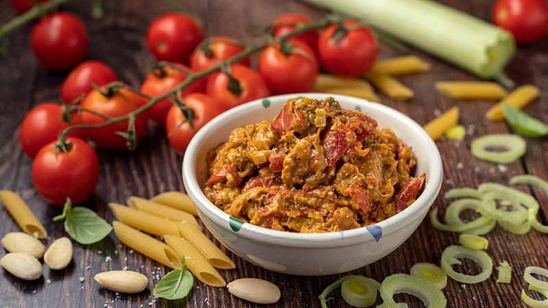 Pesto porri, pomodorini e mandorle