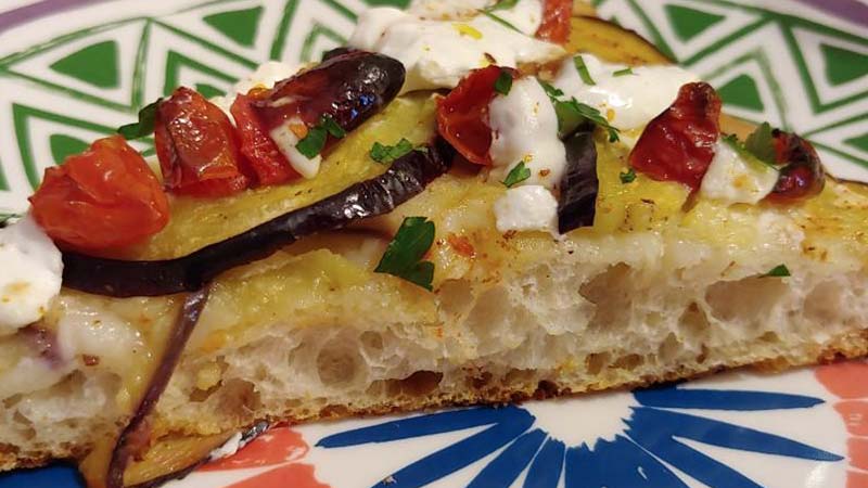 Pizza con melanzane pachino e burrata