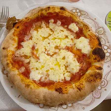 Pizza cotta su pietra