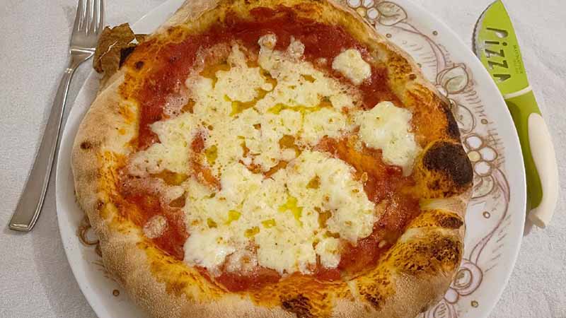 Pizza cotta su pietra