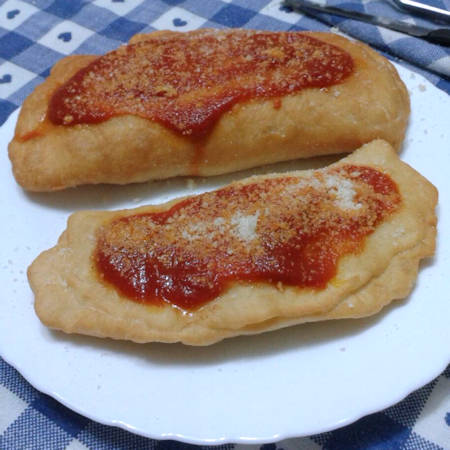 Pizza fritta napoletana