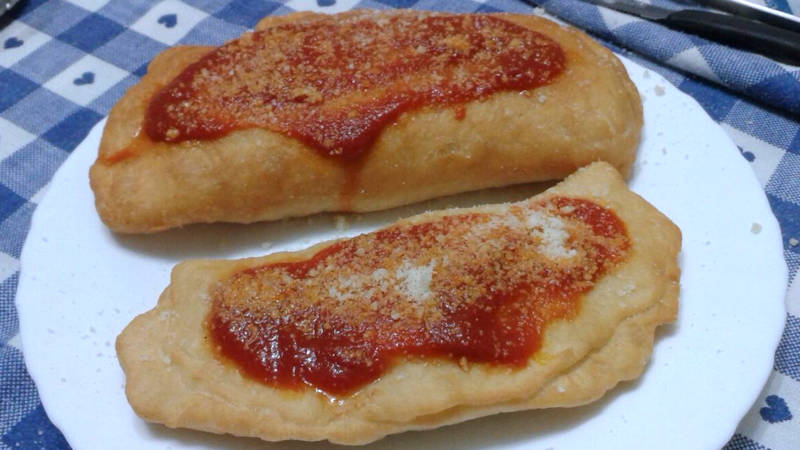 Pizza fritta napoletana