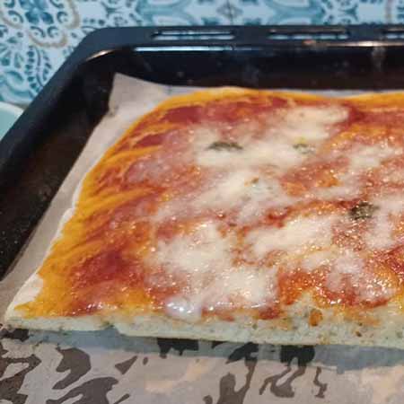 Pizza margherita alta e soffice