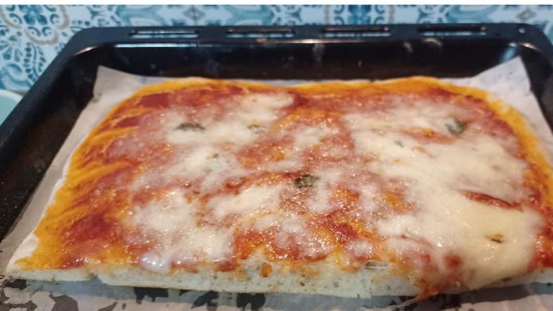 Pizza margherita alta e soffice