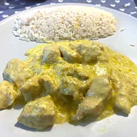 Pollo al curry e yogurt greco