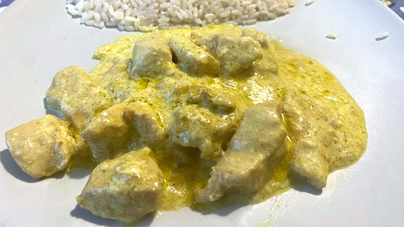 Pollo al curry e yogurt greco