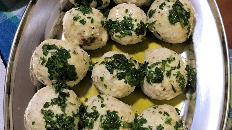 Polpette di pollo con emulsione alle erbe