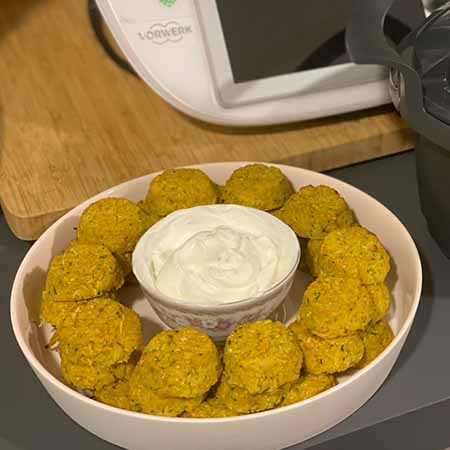 Polpette verdure e fiocchi d'avena con crema allo yogurt