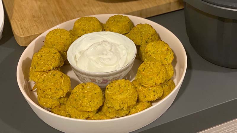 Polpette verdure e fiocchi d'avena con crema allo yogurt