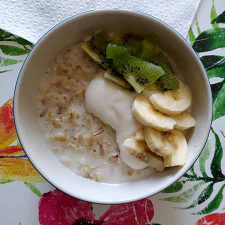 Porridge con frutta fresca