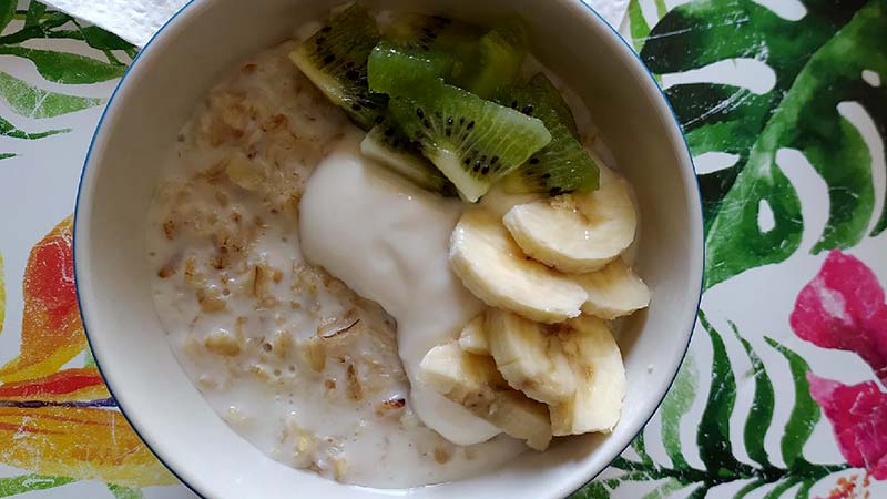 Porridge con frutta fresca