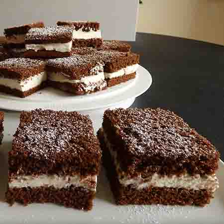 Quadrotti al cacao con frosting al mascarpone