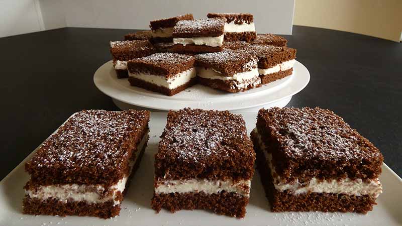 Quadrotti al cacao con frosting al mascarpone