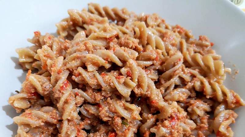 Ragù di salsiccia con peperoni e noci