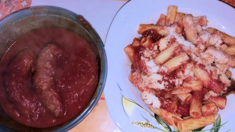 Ragù con salsiccia intera