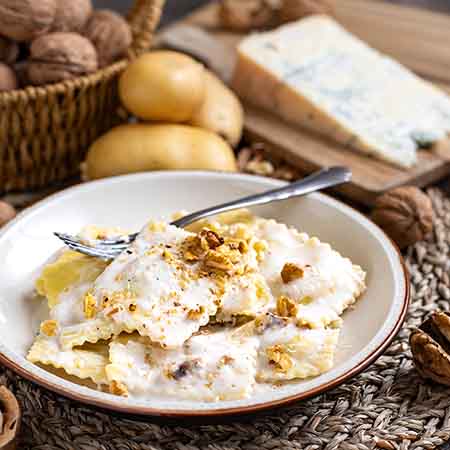 Ravioli di patate gorgonzola e noci