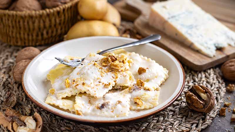 Ravioli di patate gorgonzola e noci