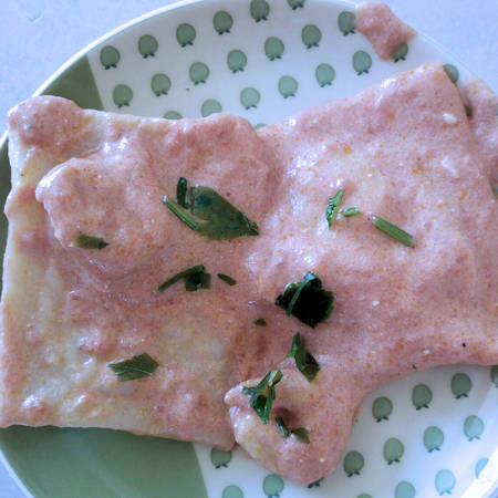 Ravioli di pesce in salsa rosa